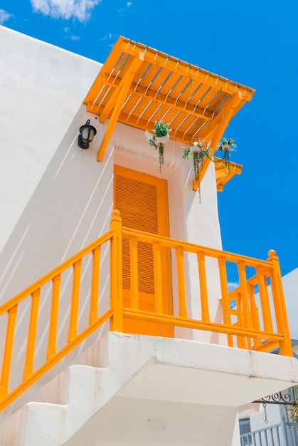 Gelber Balkon und Tür und weiße Wand
