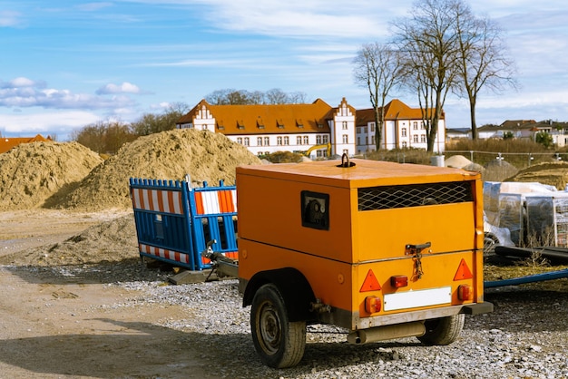 Gelber Baukompressor auf einer Baustelle