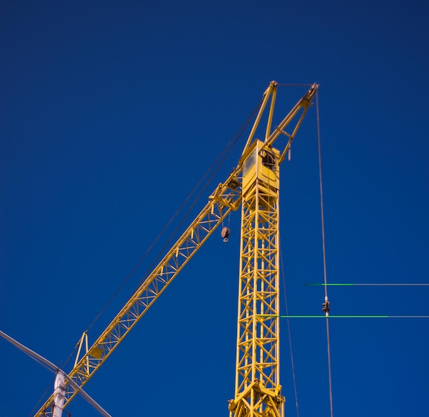 Gelber Baukran gegen den blauen Himmel