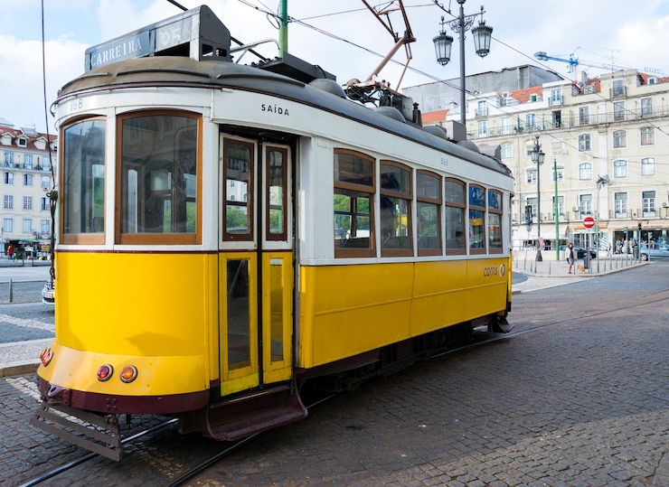 Foto gelber bus auf der straße gegen den himmel