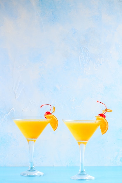 Gelber Cocktail auf hellem Hintergrund.
