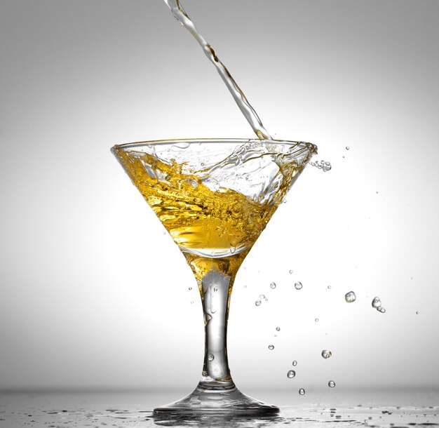 Gelber Cocktail in einem Glas Martiniya