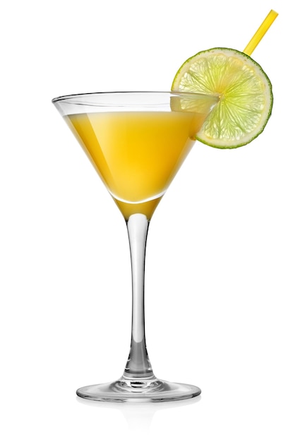 Gelber Cocktail mit Limette isoliert auf weiß