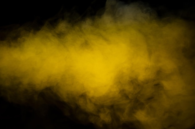 Gelber Dampf auf einem schwarzen Hintergrund