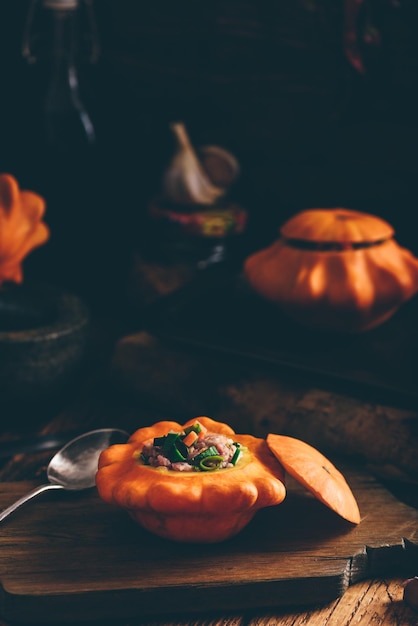 Gelber frischer Pattypan-Kürbis gefüllt mit Fleisch