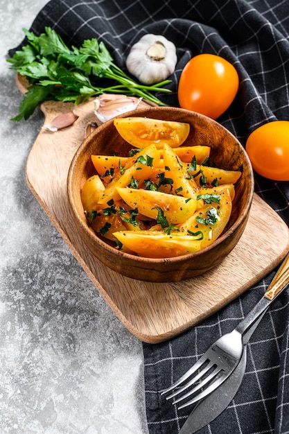 Gelber frischer Tomatensalat mit Kapern, Olivenöl und Petersilie