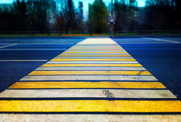 Gelber Fußgängerüberweg-Bokeh-Hintergrund