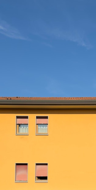 Foto gelber gebäude des blauen himmels vertikaler hintergrund