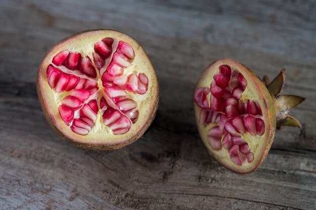 Gelber Granatapfel auf Planke