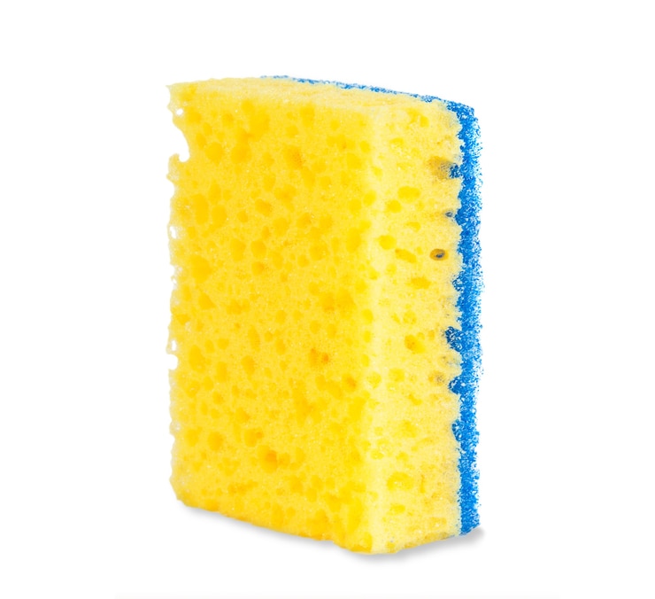 Foto gelber haushaltsreinigungsschwamm zum reinigen auf weißem hintergrund