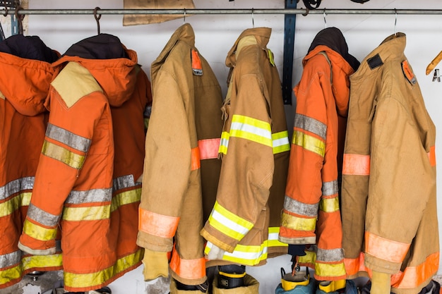 Gelber Helm und Jacke von Feuerwehrmann