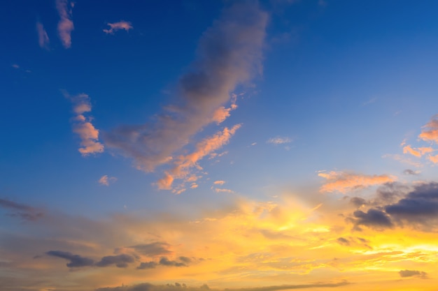 Gelber Himmel nach Sonnenuntergang mit Küstenatmosphäre.