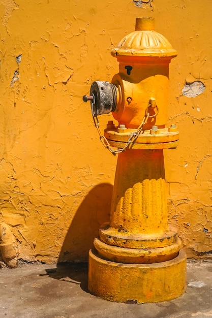 Gelber Hydrant vor dem gelben Gebäude