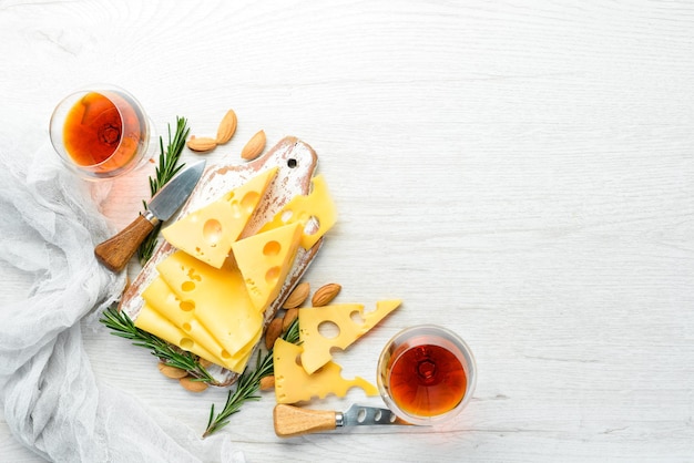 Gelber Käse mit Löchern Milchprodukte Draufsicht Freier Platz für Ihren Text