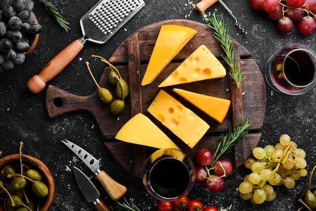 Gelber Käse mit Löchern Milchprodukte Draufsicht Freier Platz für Ihren Text