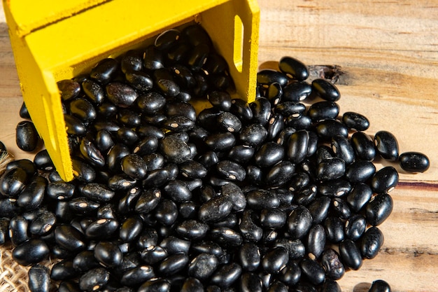 Gelber Kasten mit brasilianischen schwarzen Bohnen