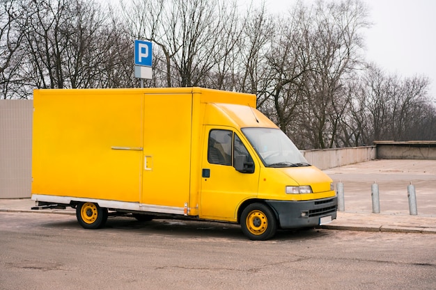 Foto gelber lieferwagen. universalwagen in der stadt