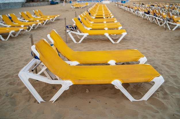Gelber Liegestuhl am Strand