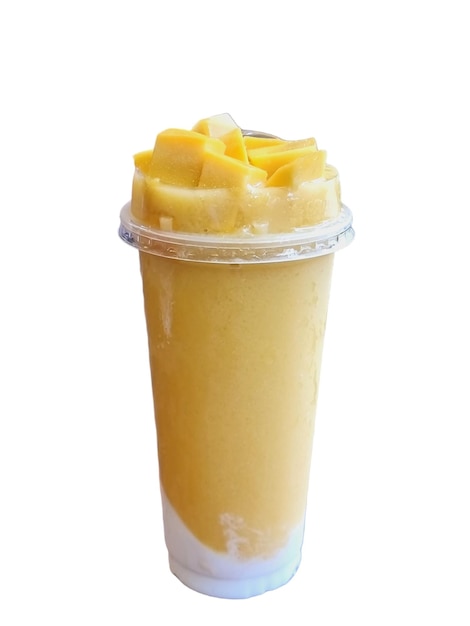 Gelber Mango-Smoothie im Plastikbecher isoliert auf weißem Hintergrund