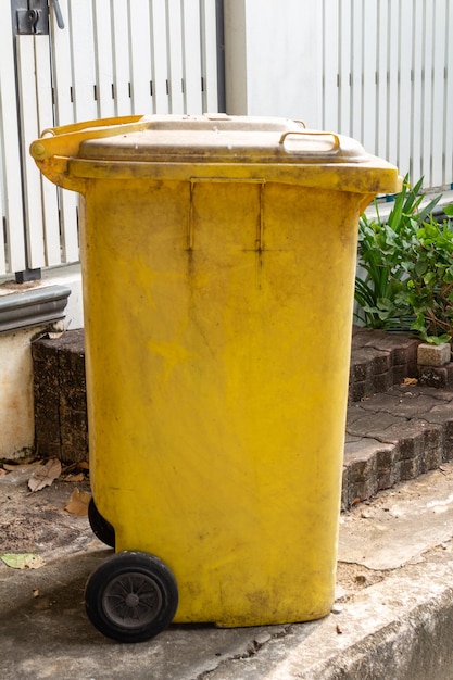 Gelber Müll kann das Recycling von Mülleimern reinigen