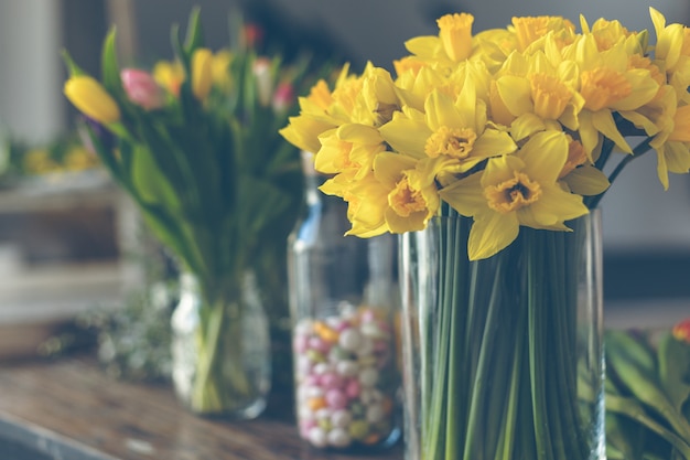 Gelber Narzissenblumenstrauß in einer Glasvase