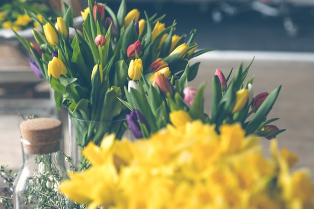 Gelber Narzissenblumenstrauß in einer Glasvase