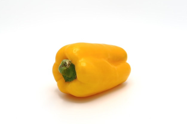 Gelber Paprika auf weißem Hintergrund