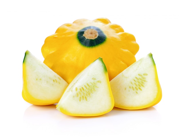 Gelber Pattypan Kürbis getrennt auf Weiß.