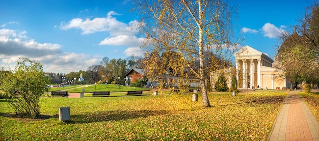 Gelber Pavillon Geologie unter goldenem Laub VDNKh Moskau