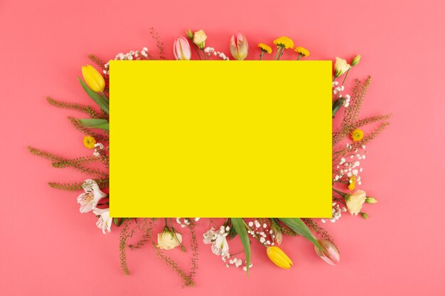 Gelber Platz für Text mit Blumen auf rosa Hintergrund