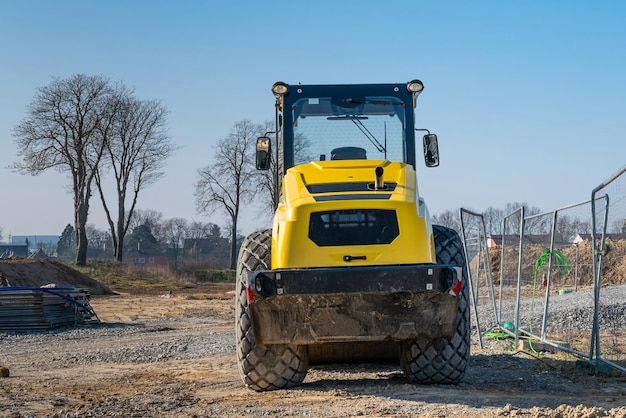 Gelber Radtraktor auf der Baustelle