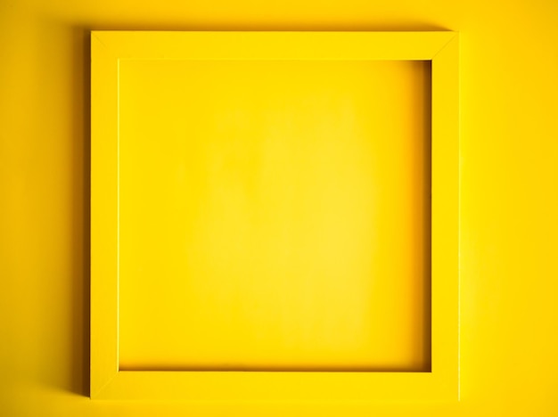 Gelber Rahmen mit leerem gelbem Aufkleber für Notizen auf gelbem Hintergrund