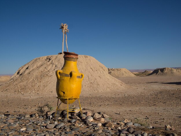 Foto gelber regenschirm in der wüste