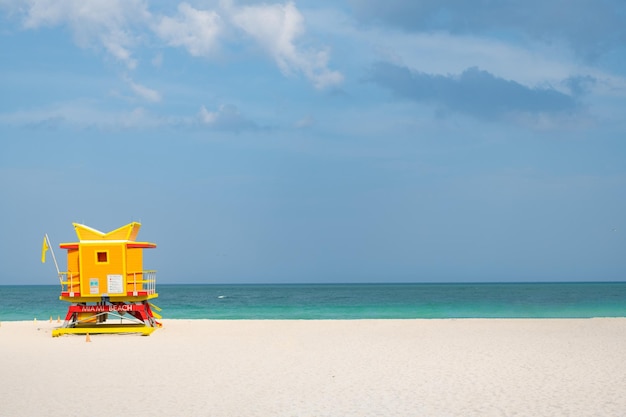 Gelber rettungsschwimmerturm am sommerstrand in miami kopierraum