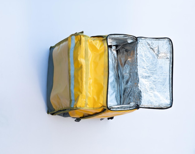 gelber Rucksack für die Lebensmittellieferung isoliert auf weißem Hintergrund