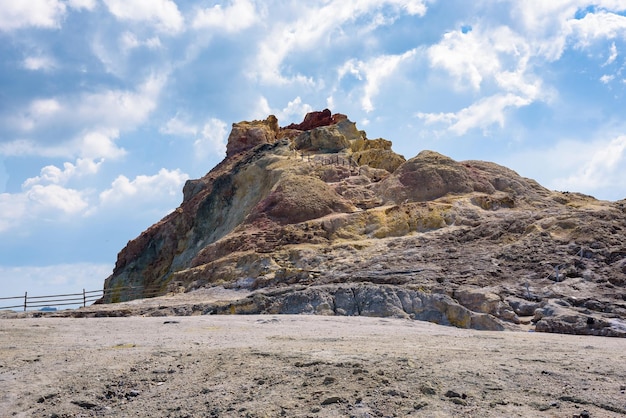 Gelber Schwefelfelsen auf der Insel Vulcano