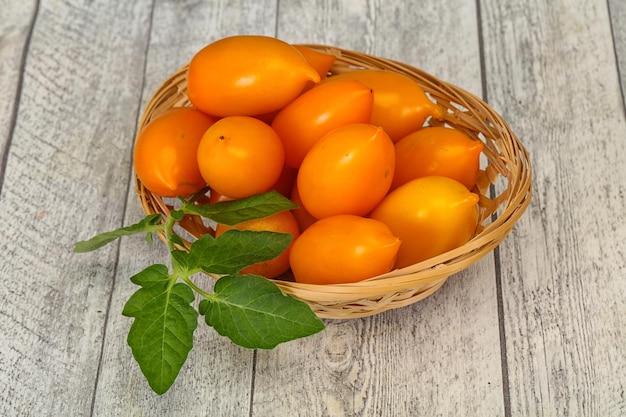 Gelber Tomatenhaufen in der Holzschale