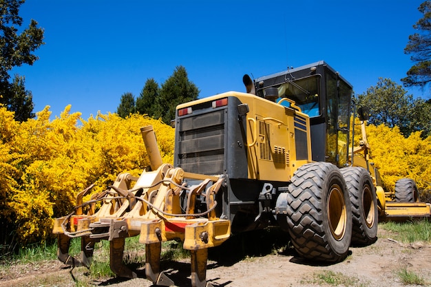 Gelber Traktor auf Ackerland.