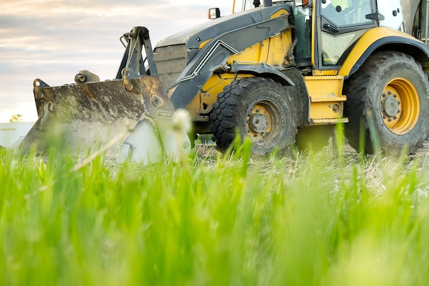 gelber Traktor auf dem Feld.