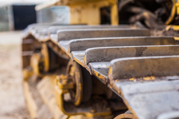 Gelber Traktor auf Raupenbahn