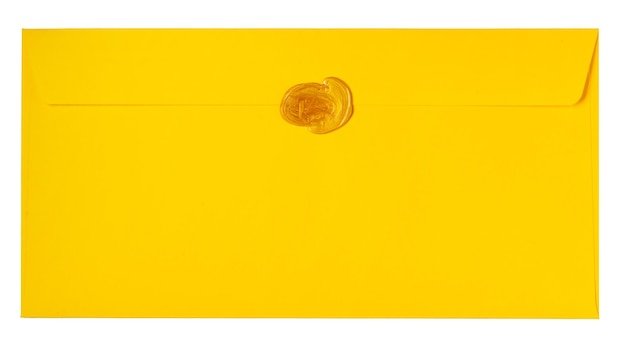 Gelber Umschlag isoliert auf weißem Hintergrund