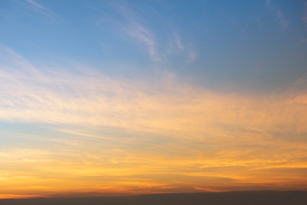 Gelber und blauer Himmelhintergrund, bunter Himmel Sonnenaufgang oder Sonnenuntergang mit Wolke schön