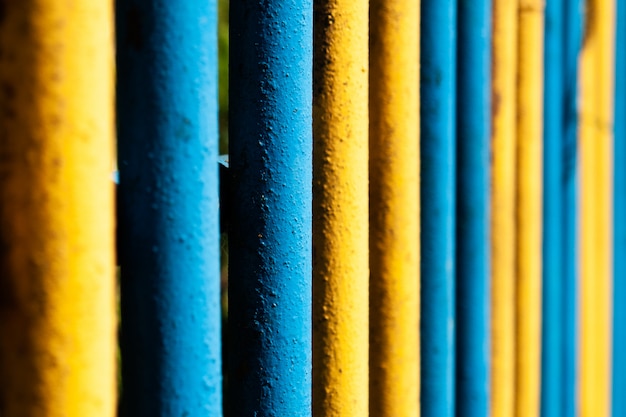Gelber und blauer Metallrohrzaun