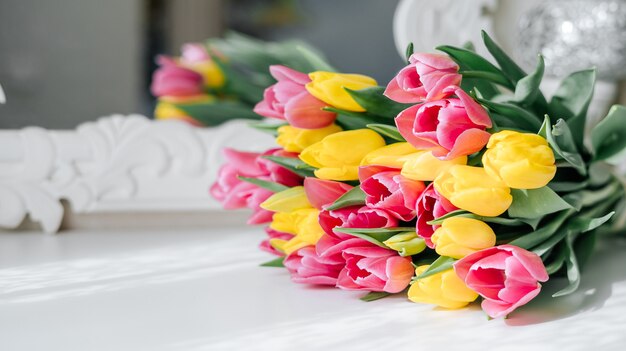 Gelber und rosa Tulpenstrauß