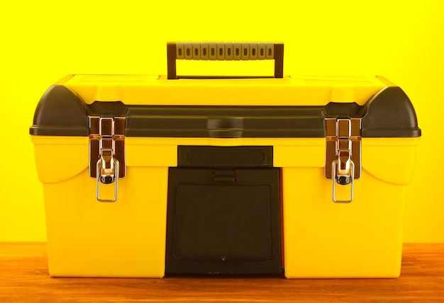 Gelber Werkzeugkasten auf gelbem Hintergrund in Nahaufnahme