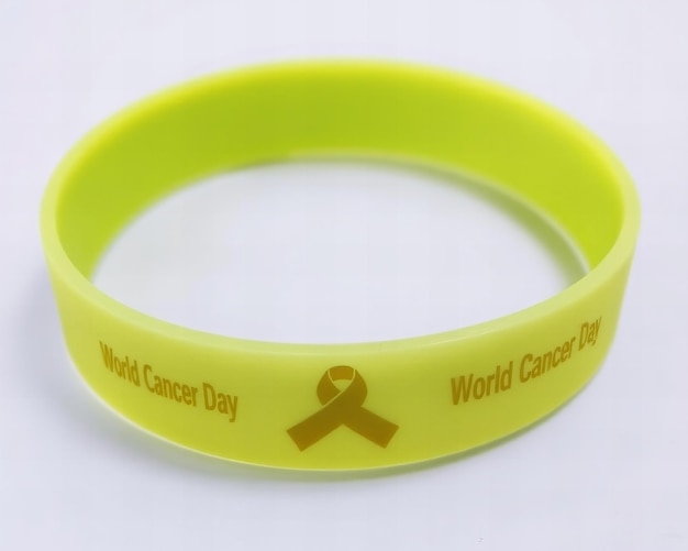 Gelbes Armband zum Weltkrebstag