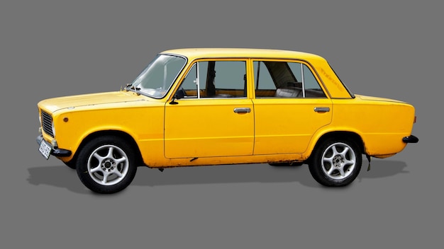 Gelbes Auto mit geöffneten Fenstern auf grauem Hintergrund