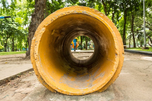 Gelbes Betonrohr als Spielplatz-Tunnel im Lumpini-Park in Bangkok, Thailand