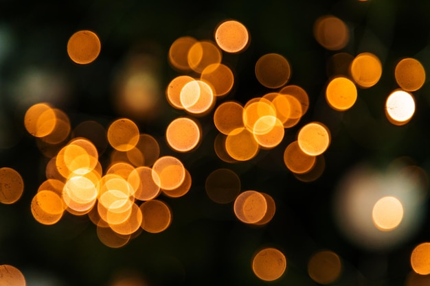 Gelbes Bokeh-Weihnachten auf schwarzem Hintergrund Selektiver Fokus