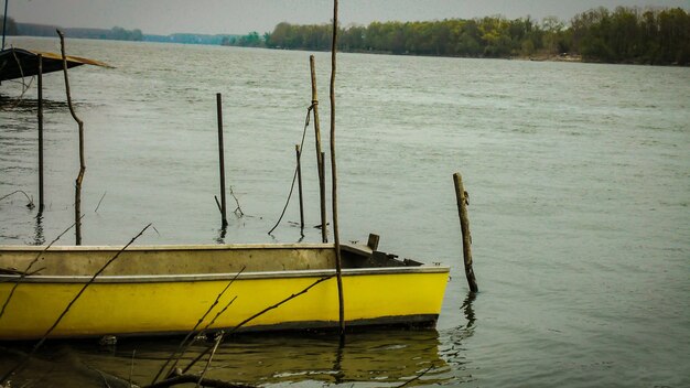 Gelbes Boot vor Anker auf dem Fluss in Italien